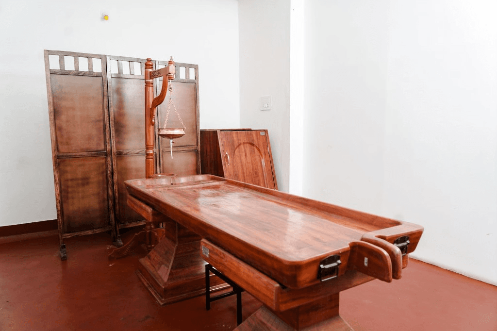 Wooden droni, Shirodhara stand, and steam cabinet on site.